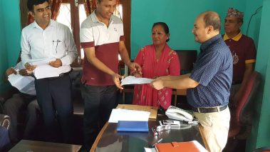 विमा सञ्चयकर्तालाई चेक हस्तान्तरण
