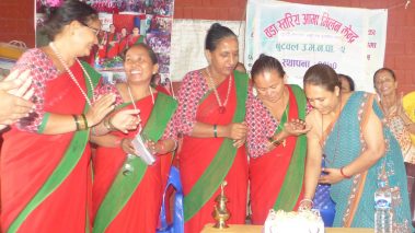 आमा मिलन केन्द्रको साधारण सभामा एकल महिलालाई सम्मान
