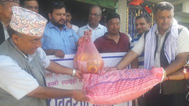 मन्चद्धारा सत्यवतीका पहिरो प्रभावितलाई राहत वितरण
