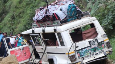 सडक माथिबाट खसेको पहिरोले चालकको मृत्यु अवरुद्ध  सडक सुचारु