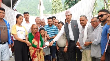 पश्चिमाञ्चल यातायात व्यवसायी समितिद्धारा मृतक कर्मचारीका परिवारलाई २ लाख राहात प्रदान