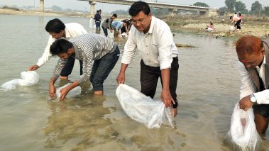 माछाको संख्या बढाउन तिनाउ नदिमा छोडियो एक लाख भुरा