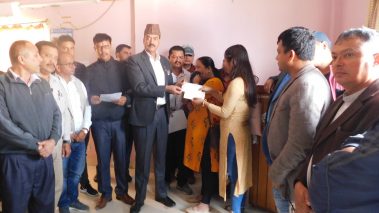 पश्चिमाञ्चल समितिद्धारा व्यवसायीलाई १२ लाख सहयोग रकम प्रदान