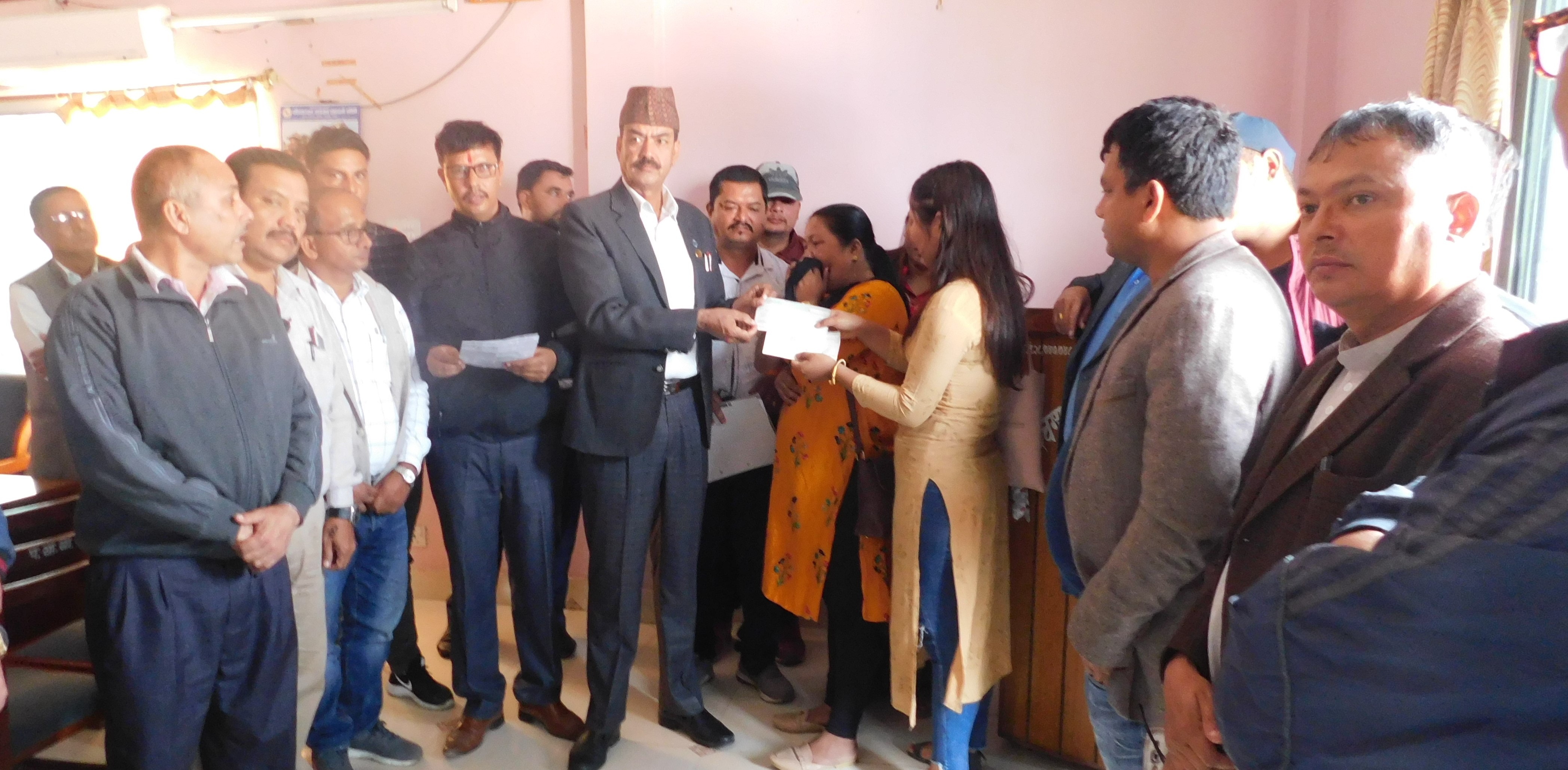 पश्चिमाञ्चल समितिद्धारा व्यवसायीलाई १२ लाख सहयोग रकम प्रदान