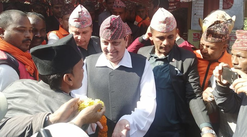 पूर्वराजा ज्ञानेन्द्रद्वारा  पाल्हीभगवती मन्दिरमा पूजाआजा