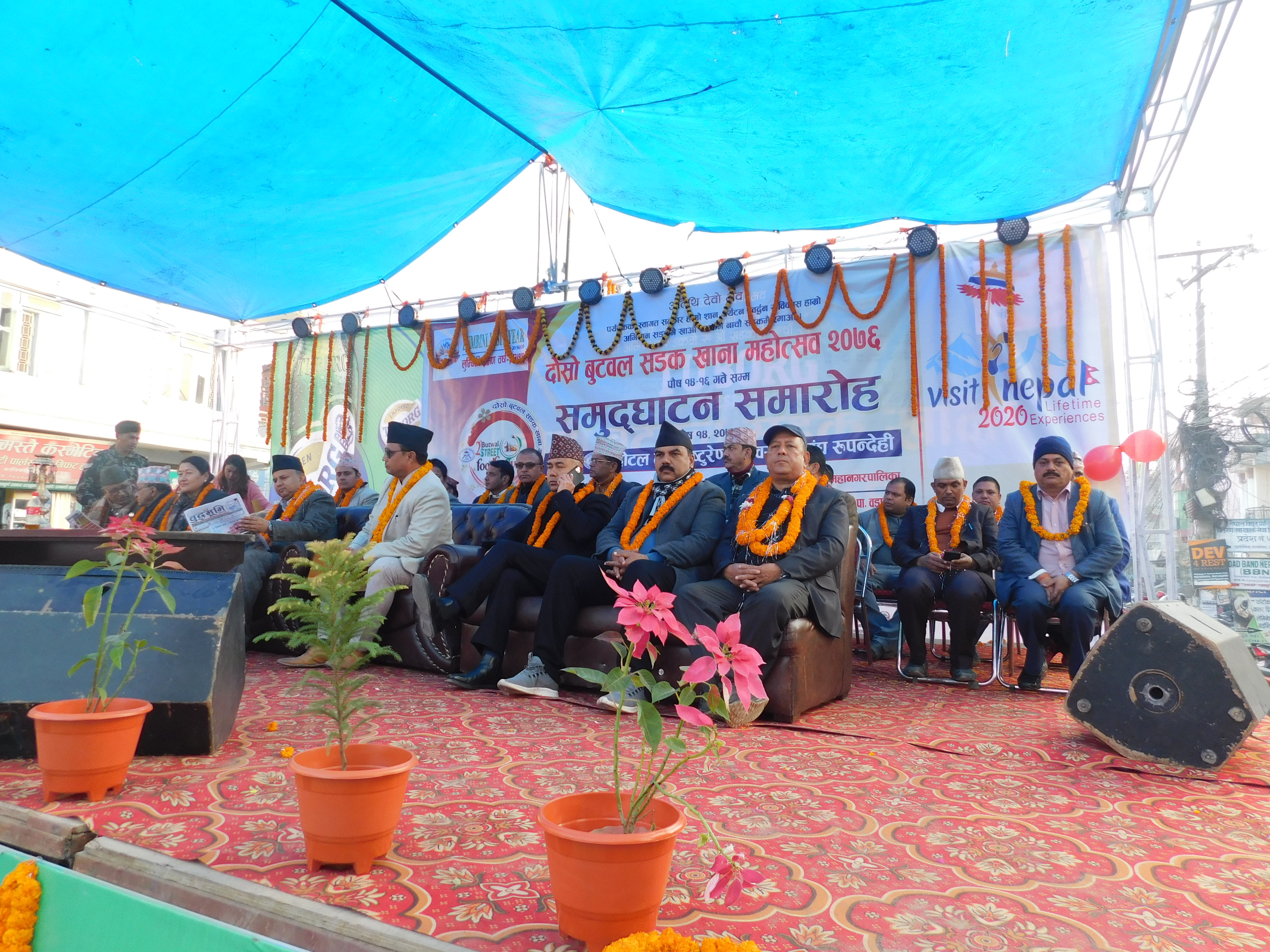 बुटवलमा संचालित दोस्रोे सडक खाना महोत्सवमा दर्शकहरुको घुईचोको झलकहरु