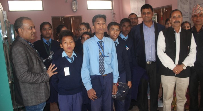 मानव कल्याण मित्र मञ्चद्धारा विद्यार्थीलाई न्यानो कपडा वितरण