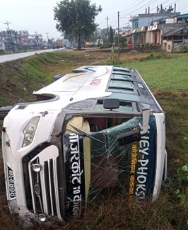 कावासोतीमा बस पल्टिदा नेपाली सेनाका १७ जना घाइते