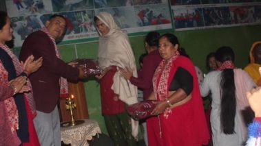शिखर देउराली आमा समूहद्वारा असहायलाई स्वीटर वितरण