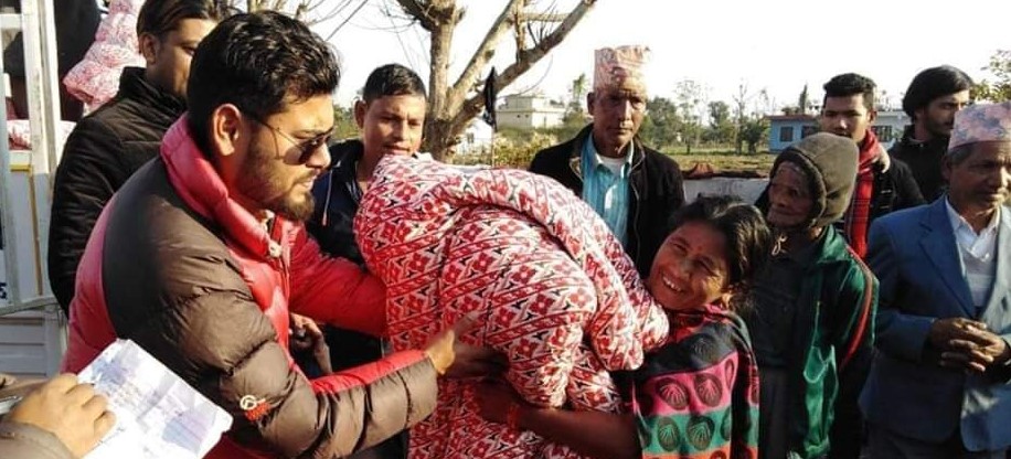 जाडोमा सुकुम्बासीलाई न्यानो कपडा वितरण