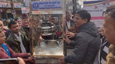लायन्स क्लव अफ बुटवल युथद्वारा बिपन्न कुर्मीलाई पपकर्न मेसिन प्रदान