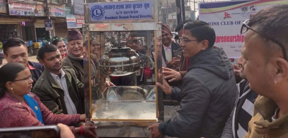 लायन्स क्लव अफ बुटवल युथद्वारा बिपन्न कुर्मीलाई पपकर्न मेसिन प्रदान