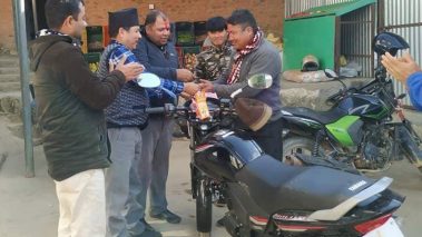 पैचोसंग कारोबार गर्दा कमललाई मोटरसाईकल