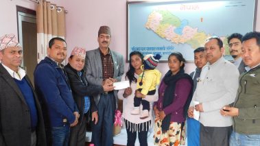 पश्चिमाञ्चल यातायात समितिद्धारा चालक र सहचालकको दुर्घटना वीमाको रकम परिवारलाई प्रदान