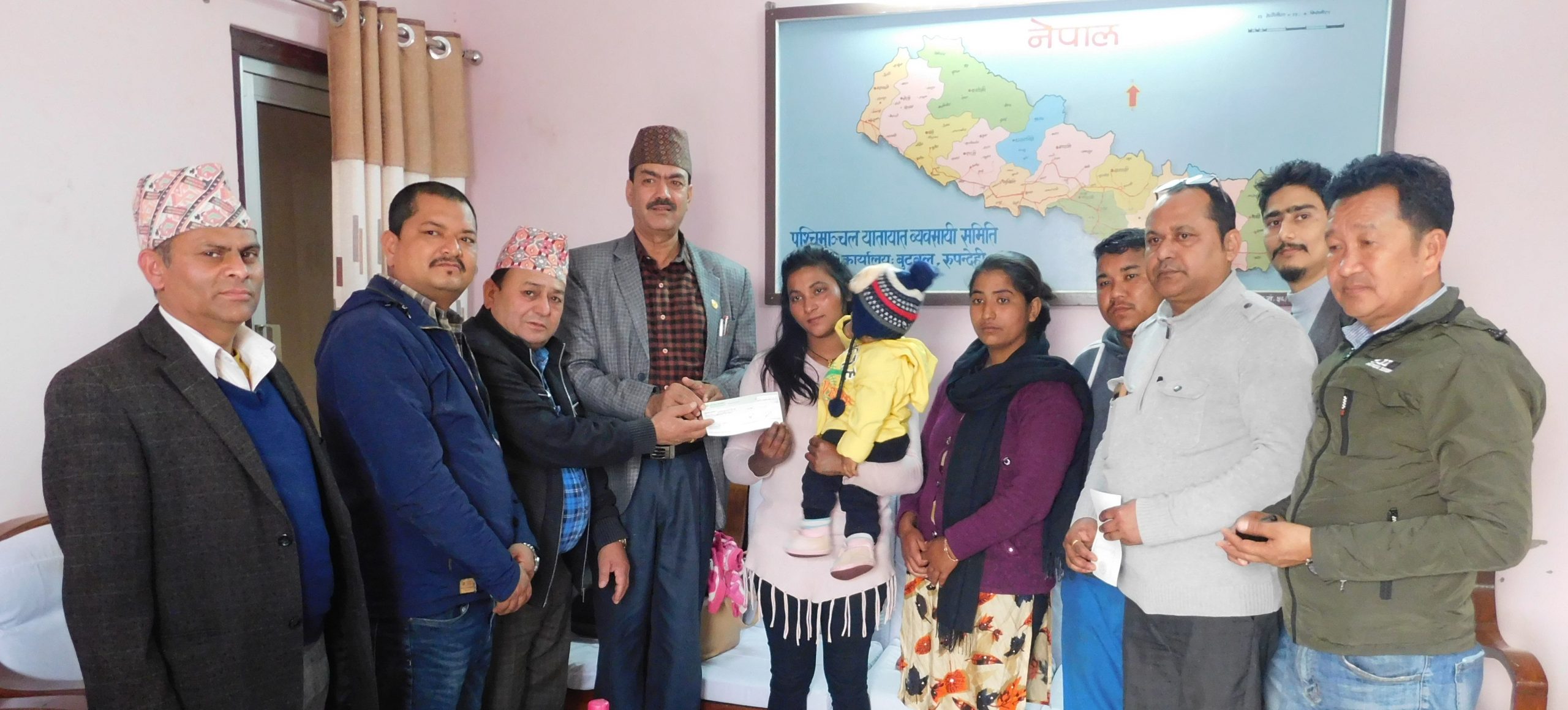 पश्चिमाञ्चल यातायात समितिद्धारा चालक र सहचालकको दुर्घटना वीमाको रकम परिवारलाई प्रदान