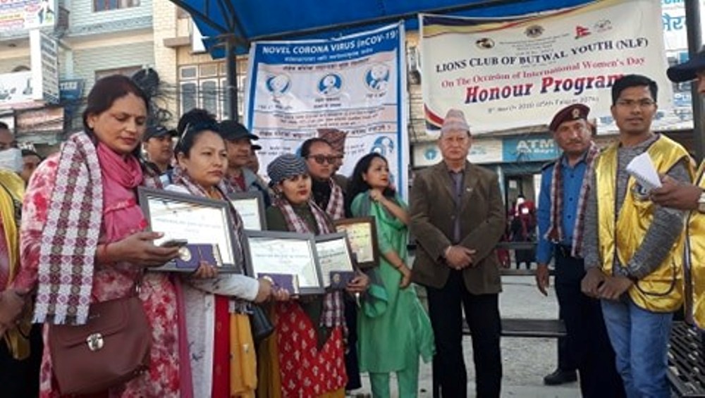 महिला चालकलाई नारी दिवसमा लायन्स बुटवल युथद्वारा सम्मान