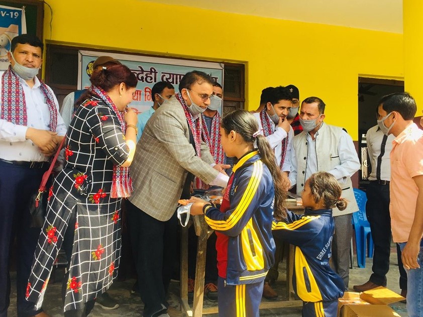 व्यापार संघद्वारा १२ सय विद्यार्थीलाई माक्स र साबुन वितरण