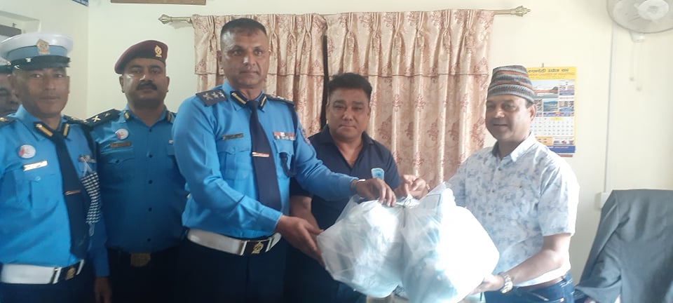 पश्चिम नेपालद्धारा ट्राफिक प्रहरीलाई मास्क हस्तान्तरण