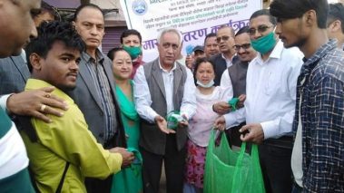 कोईरालाको स्मृतिमा बुटवलमा मास्क वितरण