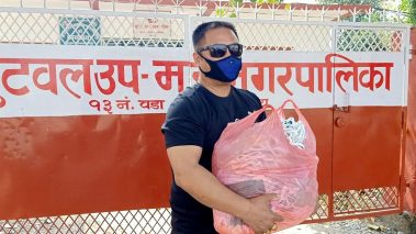 वडाका विपन्नलाई मास्क वितरण गर्दै वडाध्यक्ष पुन