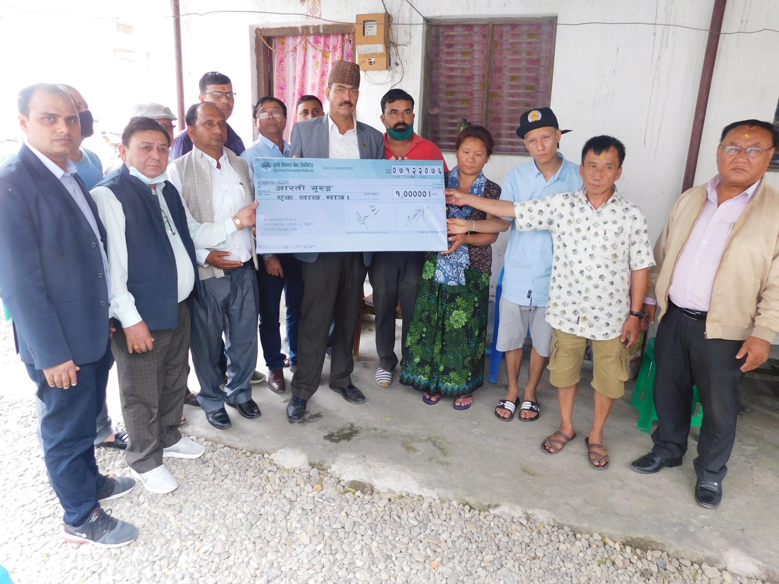 समितिद्धारा एकलाख राहत रकम स्व.गुरुङको परिवारलाई प्रदान