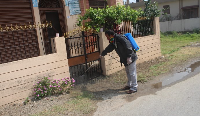 कोरोना बिरुद्व तिलोत्तमाका टोलमा विलचिङ पाउडर छर्कदै