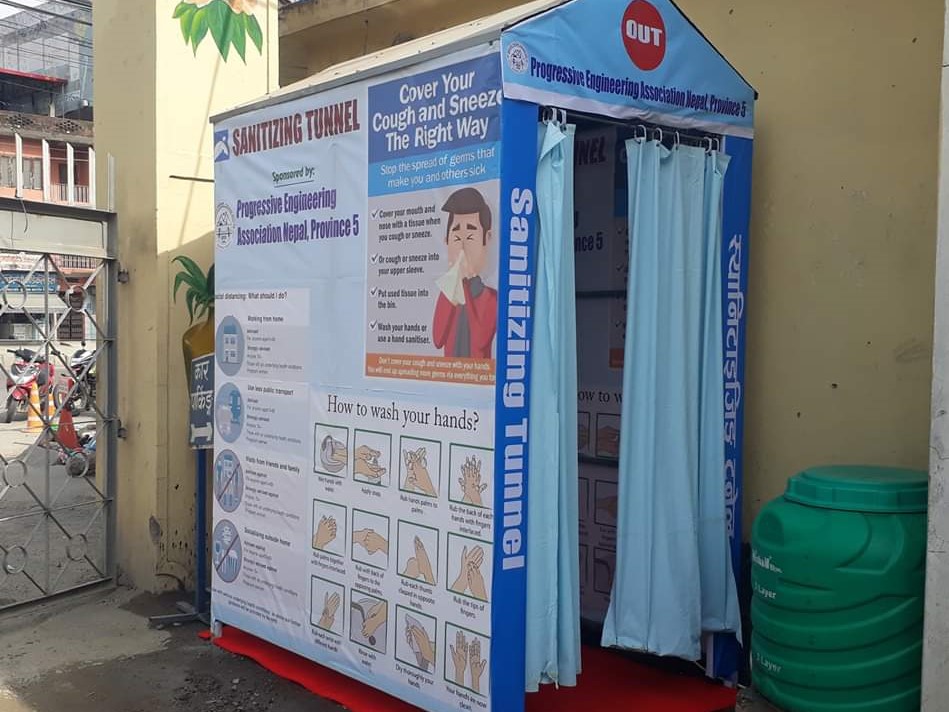 कोरोना जोखिमबाट बच्न प्रादेशिक अस्पतालमा सेनेटाईजिङ्ग टनेल जडान