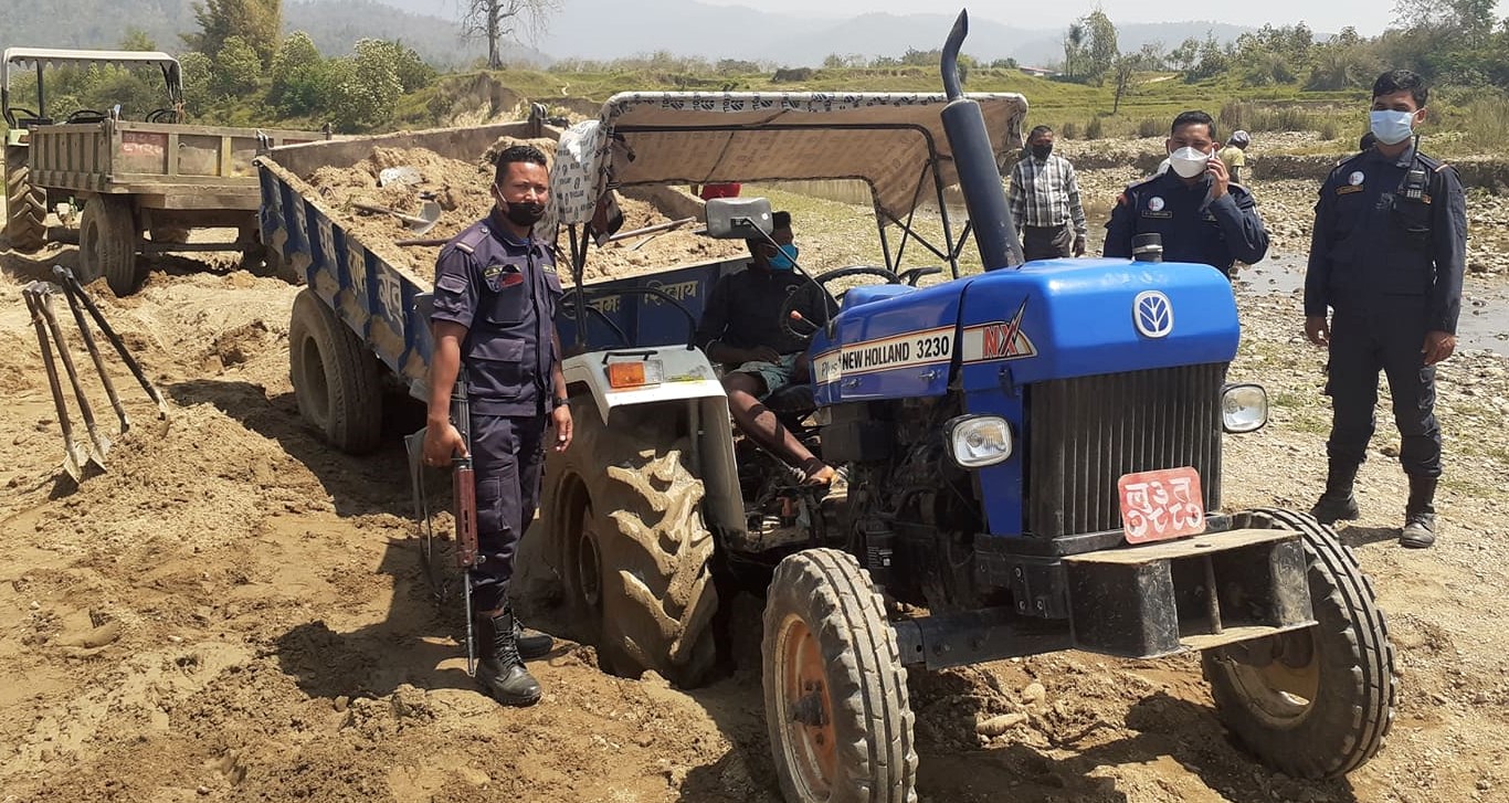 नदिजन्य पदार्थ निकासी गर्ने दुई ट्याक्टर प्रहरी नियन्त्रणमा