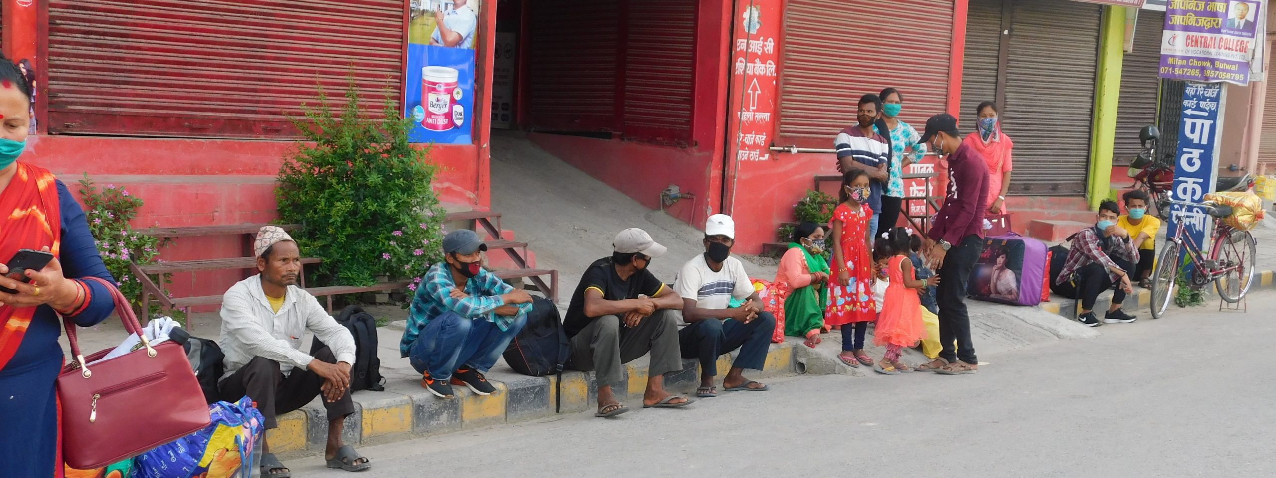 अलपत्र  करिव २ सय निर्माण मजदुरलाई तिलोत्तमाले उद्दारगरि बसमा घर पठायो