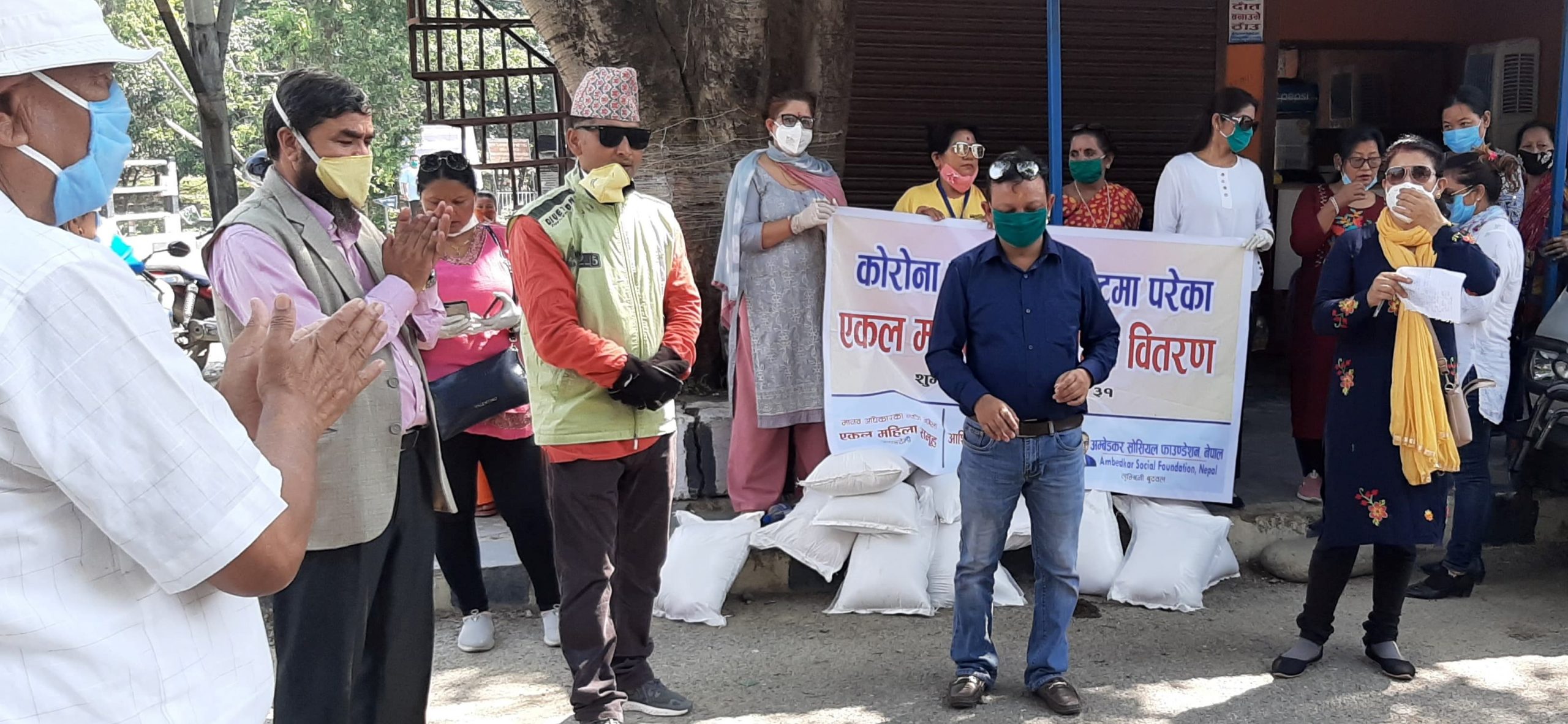 एकल महिलालाई सामाजिक संस्थाले बाँडे राहत