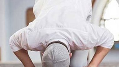 मुस्लिम समुदायले शुभकामना आदानप्रदान गरी ईद पर्व मनाउँदै