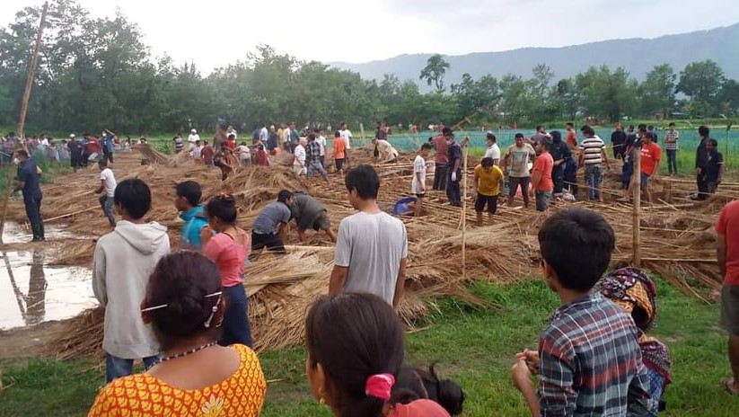 नवलपरासीमा हावाहुरीले कुखुराको खोर भत्किदा दुई जनाको मृत्यु