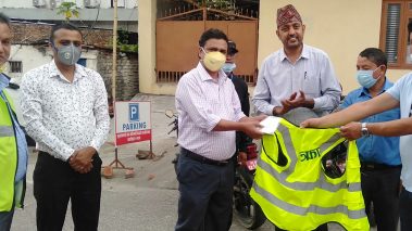 पूर्वअर्थमन्त्री पौडेलद्धारा रुपन्देहीका पत्रकारलाई सुरक्षा सामाग्री हस्तान्त्ररण