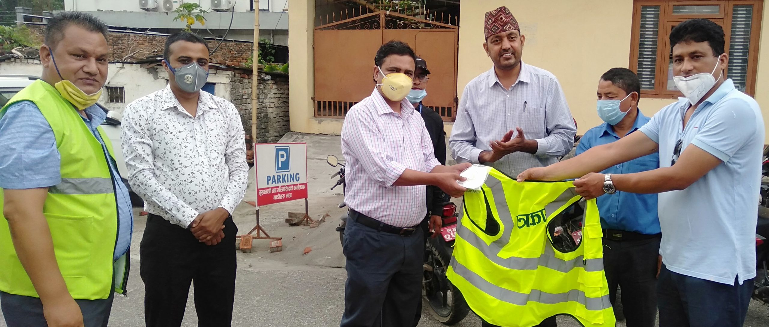 पूर्वअर्थमन्त्री पौडेलद्धारा रुपन्देहीका पत्रकारलाई सुरक्षा सामाग्री हस्तान्त्ररण