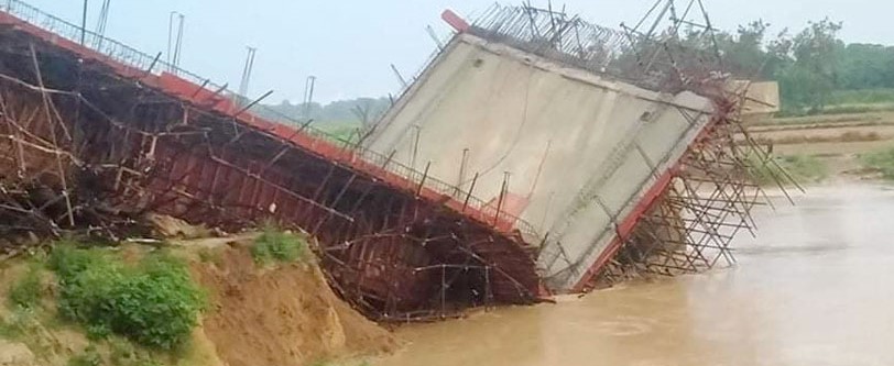 दानव नदीको बाढीले भत्कायो छपियाको निर्माणाधीन पक्की पुल