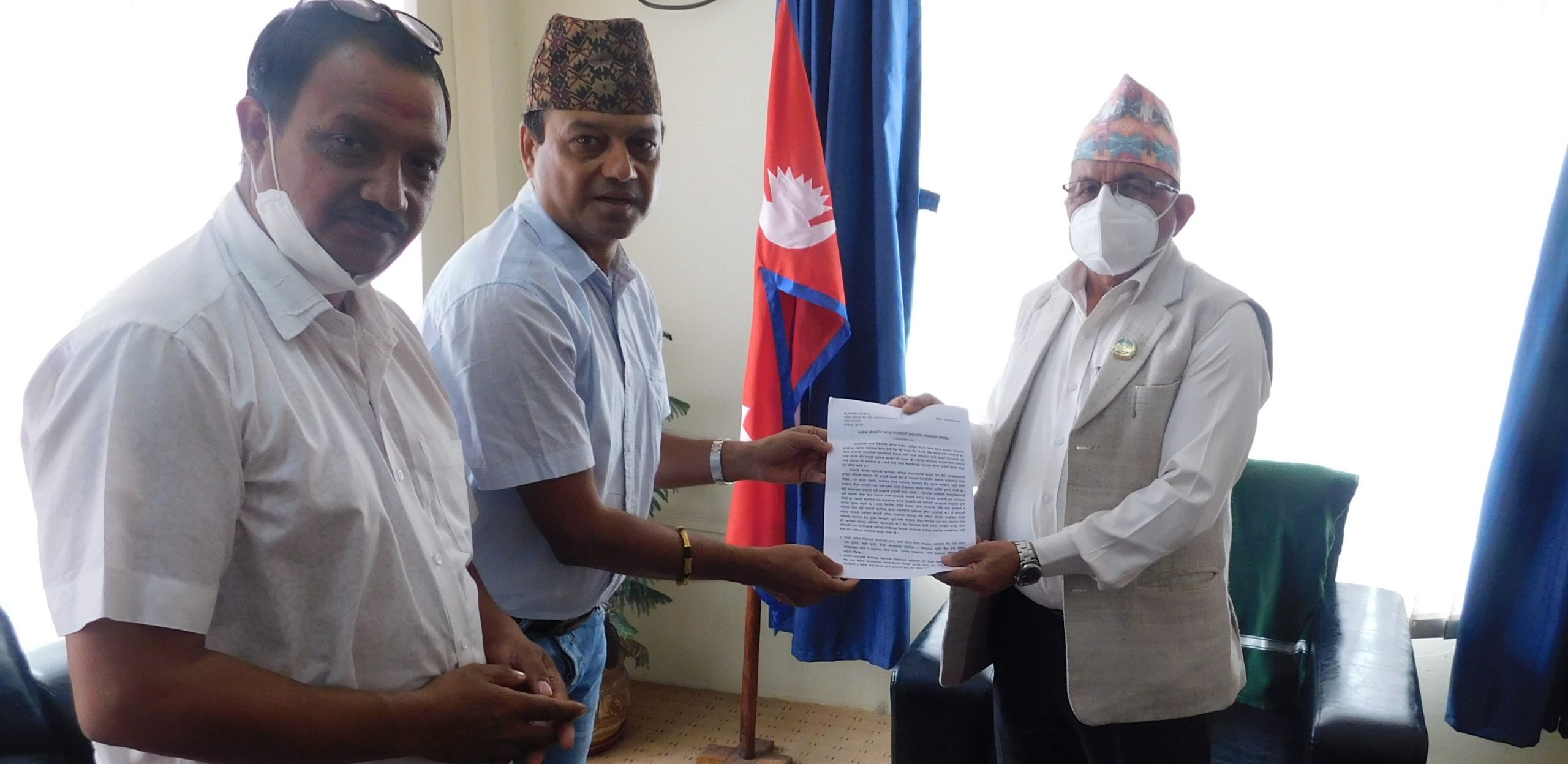 पर्यटन क्षेत्रसँग आवद्ध व्यवसायी तथा संघ–संस्थाले बुझाए पर्यटन मन्त्री गिरीलाई ज्ञापनपत्र