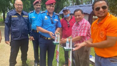 रोटरी  बुटवल साउथद्धारा दगां प्रहरी नियन्त्रण गणलाई सेनिटाईजर डिस्पेन्सीङ मेशिन प्रदान