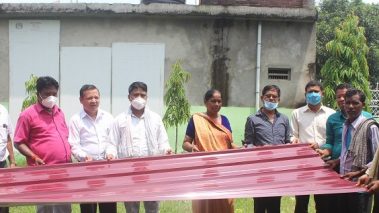 गैडहवा गाउँका १ सय ८० बिपन्न परिवारलाई जस्तापाता बितरण