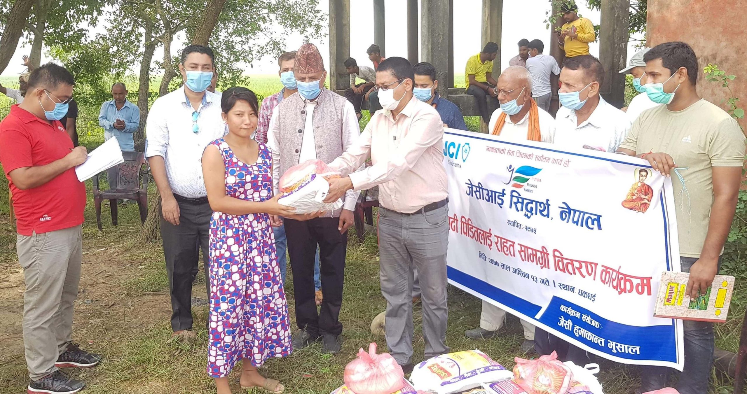 नेपाली काँग्रेसको समन्वयमा रुपन्देही पिपरिहियाका बाढि पीडितलाई राहत वितरण