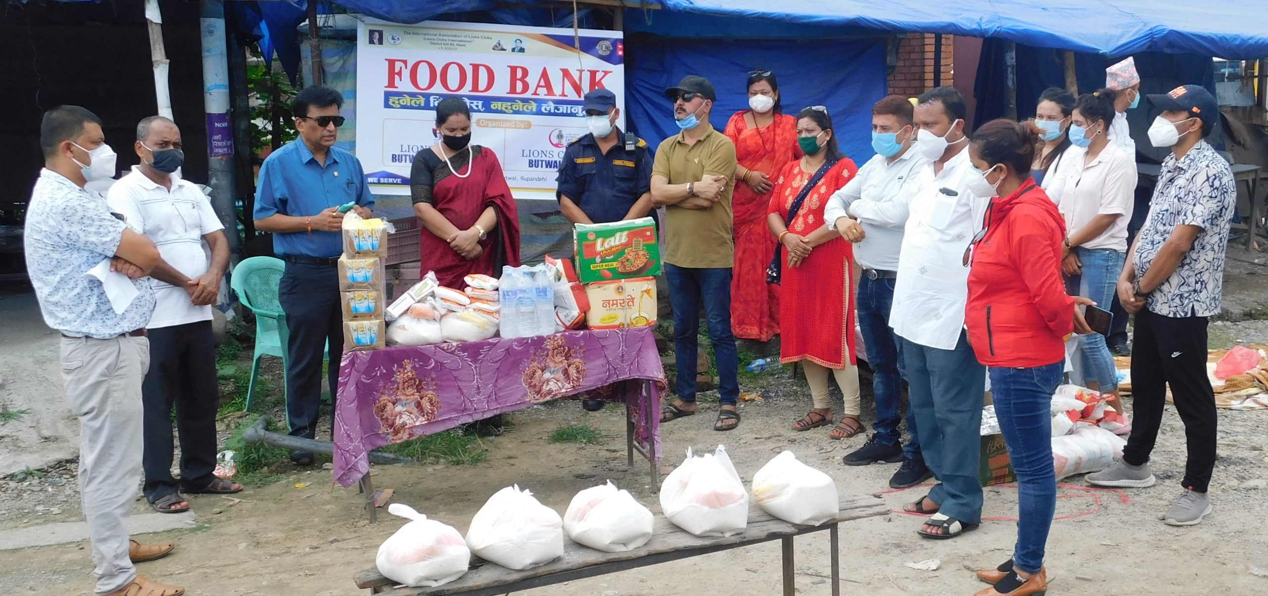लायन्स क्लव अफ क्यापिटल र बुद्धभुमीद्धारा फूड बैंक मार्फत बुटवलमा २ सय बढीलाई  खाद्यान्य वितरण