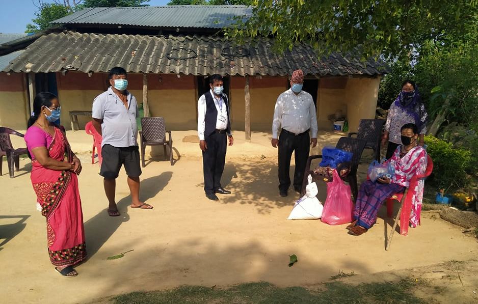 सैनामैना नगरपालिकाका जनप्रतिनिधि कोरोना संक्रमितलाई हौसला प्रदान गर्न घरदैलोमा