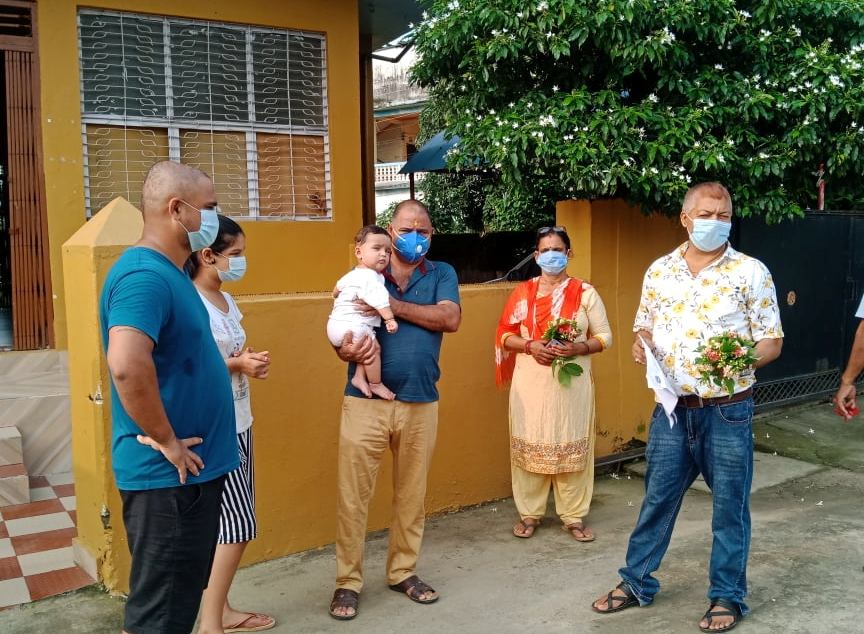 कोरोना जितेको भुसाल परिवारलाई टोलवासीले गरे सम्मान