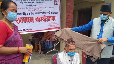 सैनामैनामा घरघर पुगेर जेष्ठ नागरिकलाई सम्मान