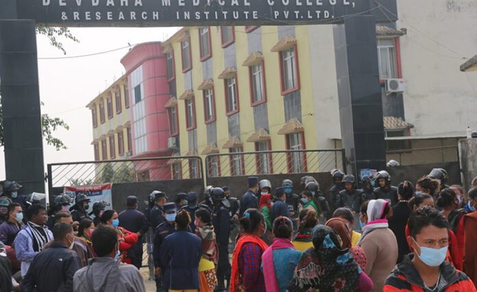 चिकित्सकको लापरबाहीले सुत्केरीको मृत्यु भएको भन्दै आफन्तद्धारा रुपन्देहीको देवदह मेडिकल कलेजमा प्रदर्शन