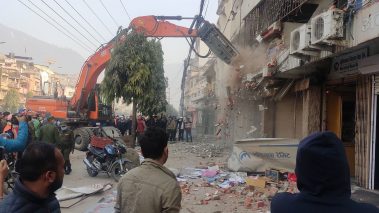 बुटवलको सडक क्षेत्रका साढे ३ सय बढी घरमा डोजर लगाएर भत्काइयो