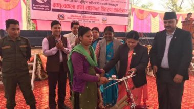 तिलोत्तमामा श्रमिक महिलालाई साईकल वितरण