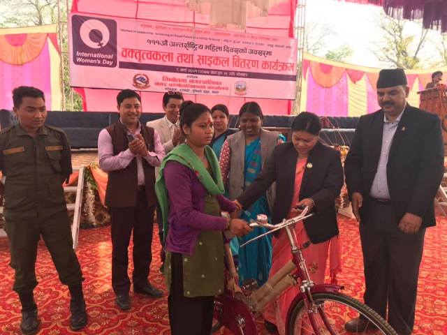 तिलोत्तमामा श्रमिक महिलालाई साईकल वितरण