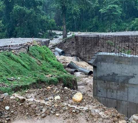 बुटवल–नारायणगढ सडक अवरुद्ध, गैंडाकोट थुम्सीको डाइभर्सन बाढीले बगायो