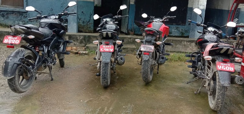 मोटरसाईकल चोरी गर्ने ३ जना पक्राउ, ४ वटा मोटरसाइकल बरामद
