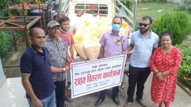 धादिङका कोभिड प्रभावित एवं बाढीपीडितलाई रुपन्देहीका युवाले बाँडे राहत